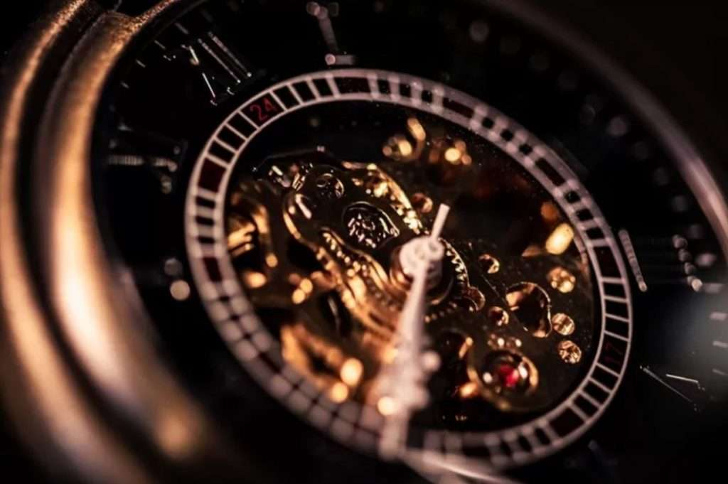 Часто видите 16:16 на часах?