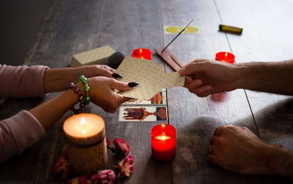 Гадание что он делает сейчас