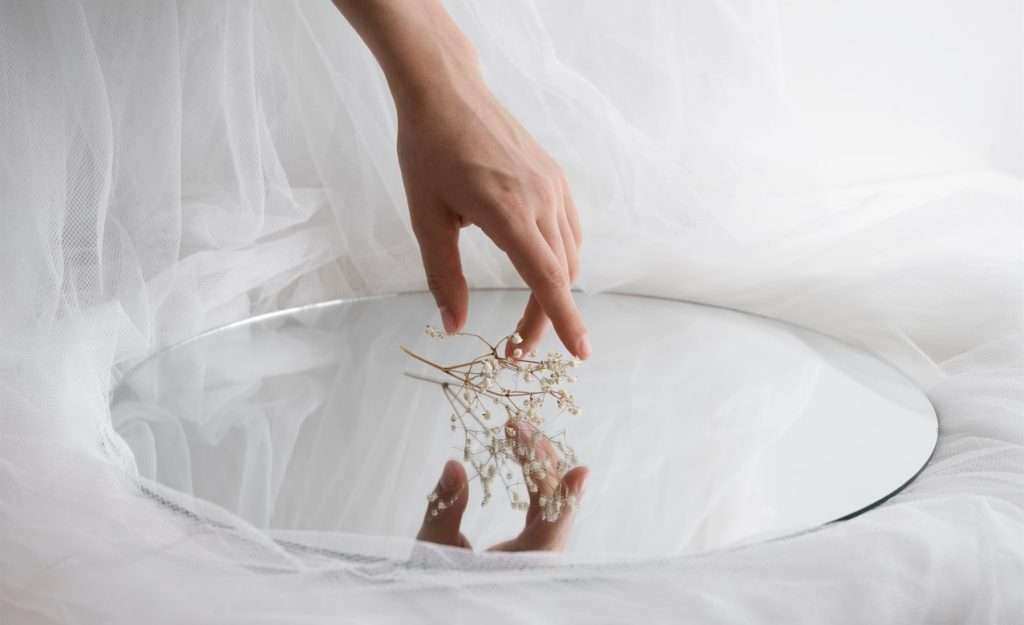 Гадание на зеркале и свечах на суженого